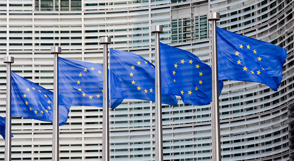 Eine Reihe von Masten mit der Flagge der Europäischen Union.
