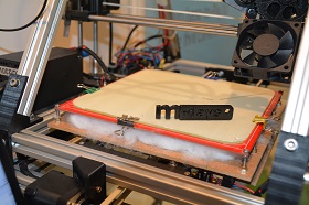 Ein 3D-Drucker aus dem Projekt MAC4U produziert einen individuellen Anhänger auf der M-Days 2014