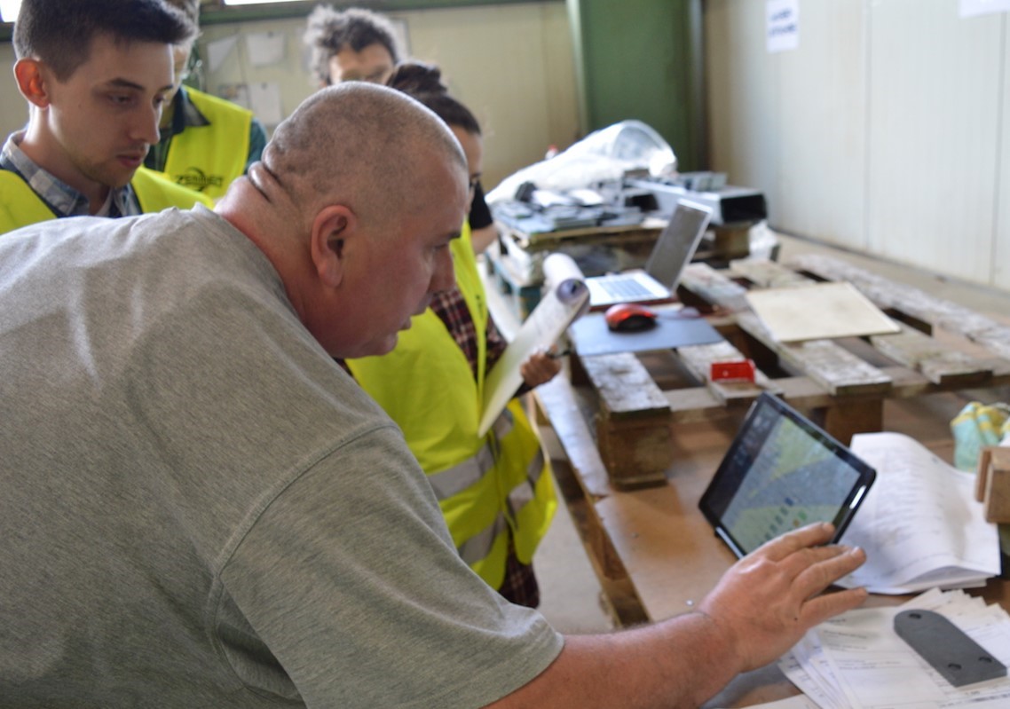 Ein Lagermitarbeiter testet das neue Dashboard auf einem Tablet