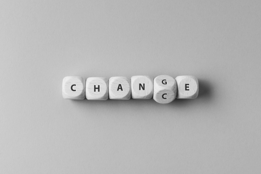 Es sind Würfel zu sehen, die das Worte Change bilden. Ein kippender Würfel zeigt, dass daraus auch das Wort Chance entstehen kann.