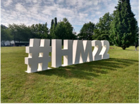 Schriftzug #HM22 auf einem Rasen.