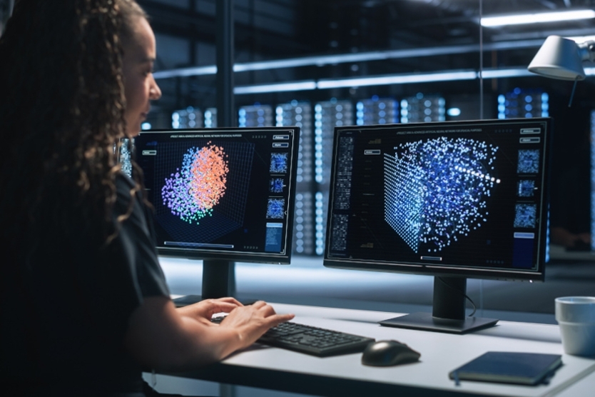 Frau arbeitet an Computer vor Serverraum