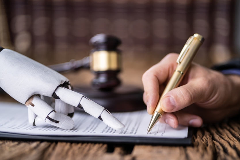 Roboterhand zeigt auf Menschenhand bei Vertragsunterschrift