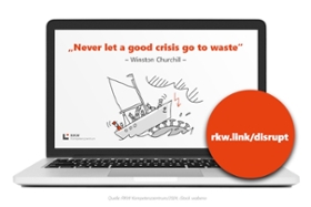 Laptopbildschirm zeigt Bild eines Schiffs und Churchill-Zitat „Never let a good crisis go to waste”