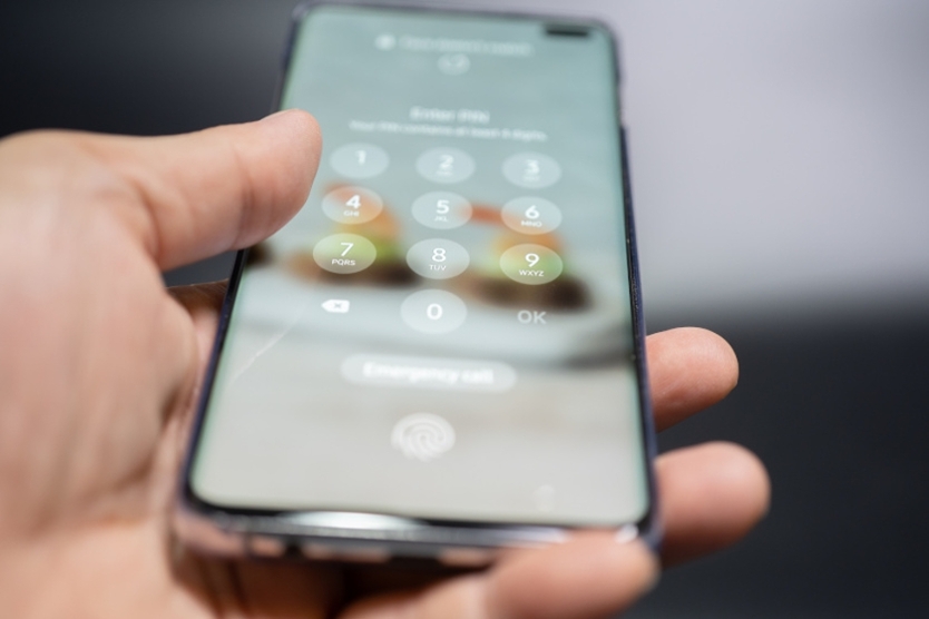 Smartphone mit gesperrtem Handybildschirm in Hand